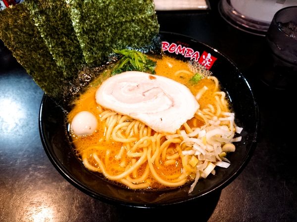 「豚骨醤油らーめん」@BOMBA家 湘南台本店の写真