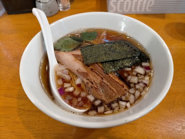 「煮干しそば黒880円」@麺奏ハモニカの写真
