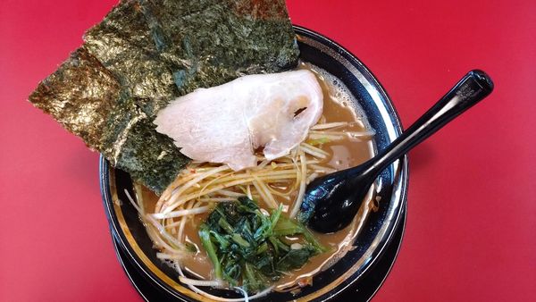 「赤ねぎラーメン」@家系ラーメン王道家直伝 との丸家 松飛台店の写真