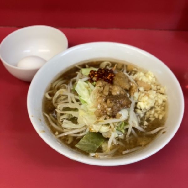 「麺半分（ニンニク＋脂＋野菜少なめ＋ラー油＋生卵）」@ラーメン二郎 千住大橋駅前店の写真