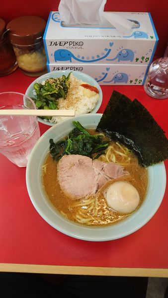 「ラーメン並¥650味玉サービス＋無料ご飯」@横浜ラーメン 武蔵家 大宮店の写真