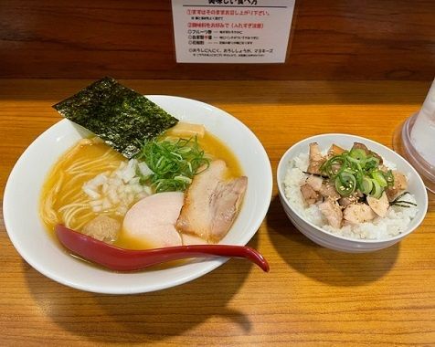 「濃厚鶏醤油ラーメン＋炙りチャーシュー丼」@ラーメン屋 コカトリスの写真