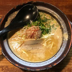 土鍋味噌豚骨 こってり　830円