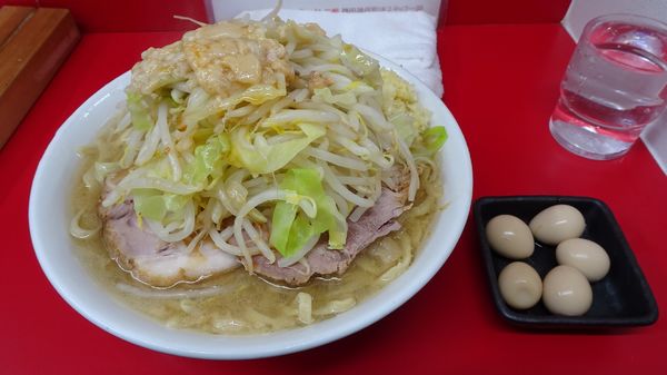 「ラーメン（750円）＋うずら玉子　ニンニクアブラカラメ」@ラーメン二郎 神田神保町店の写真