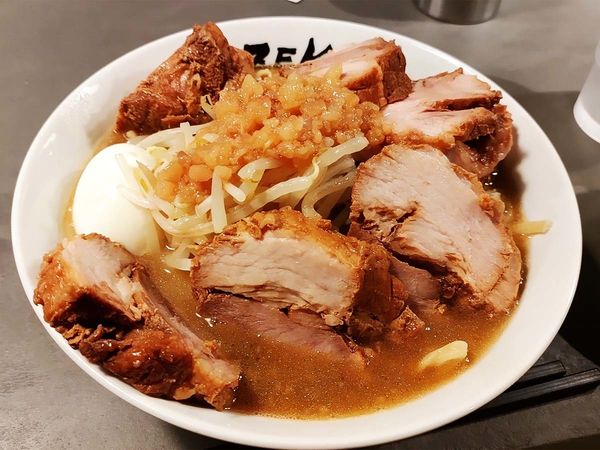 「ラーメン山 豚W 豚５枚（＋生卵＋ゆで卵）」@ラーメン山 なぜかの写真