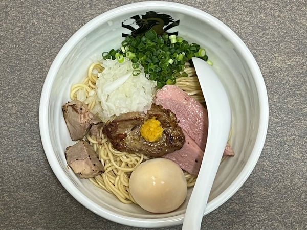 「フォアグラ油そば+燻製味玉」@満鶏軒 本郷三丁目店の写真