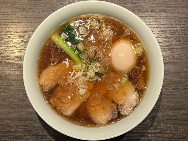 「鮭だしらぁ麺+名古屋コーチン味付玉子」@支那そばや 本店の写真