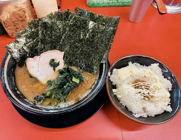 「ラーメン700円＋のり＋ライス」@IEKEI_TOKYO 王道家直系の写真