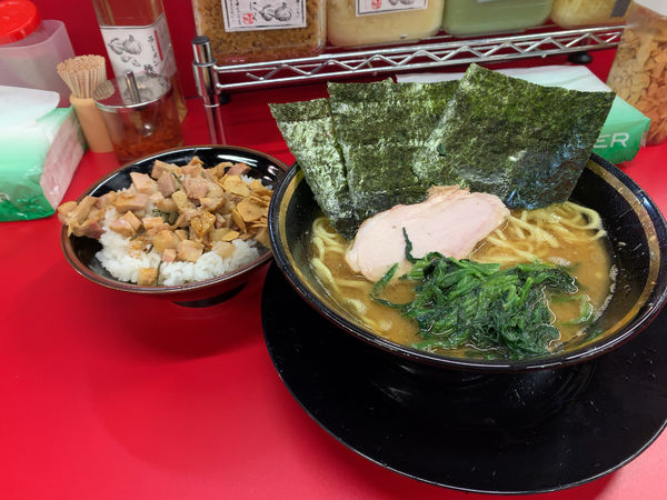 「ラーメン」@家系ラーメン王道家直伝 との丸家 松飛台店の写真