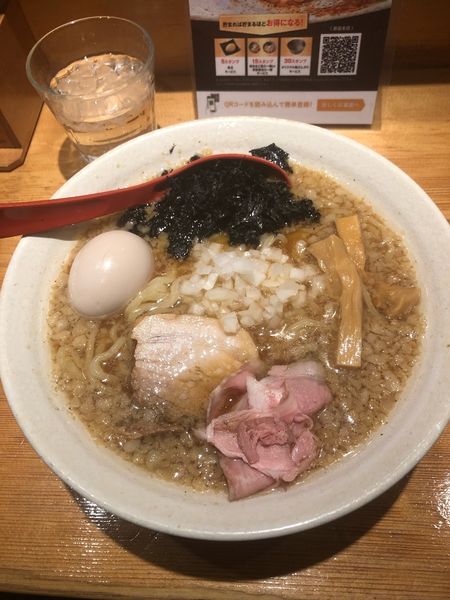 「背脂醤油らー麺:820円+味玉:100円+麺大盛:100円」@焼きあご塩らー麺 たかはし 新宿本店の写真
