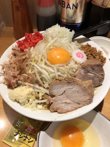 「まぜそば(大)+紅しょうが+たまねぎ+生たまご+ナシナシ」@麺屋 神工の写真