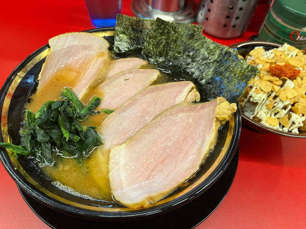 「チャーシューメン（5枚）¥1,000  ライス ¥100」@家系ラーメン王道家直伝 との丸家 松飛台店の写真