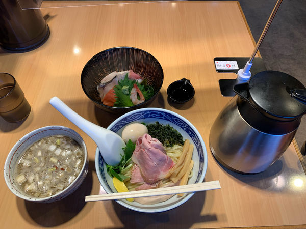 「煮干しつけ麺＋味玉、日替わり海鮮丼」@寿製麺よしかわ 川越店の写真