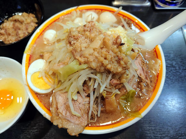 「ラーメン(豚2枚・半玉子)+うずらの玉子」@えどもんどの写真