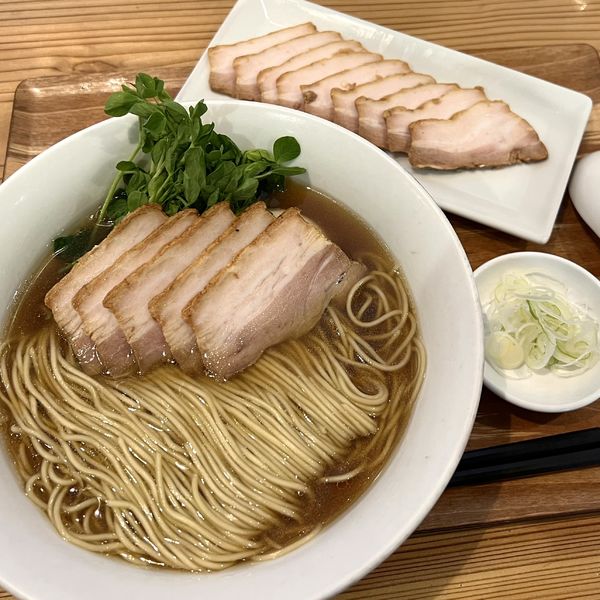 「かもがら、とりがらだしの塩ラーメン＋チャーシュー増量」@ラーメン ル・デッサンの写真