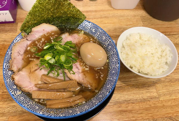 「醤油らー麺 withチャーシュー増し/味玉 & 小ライス」@麺屋 つるるの写真