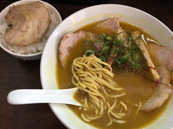 「カレーチャーシューめん、ライス」@藤味亭の写真