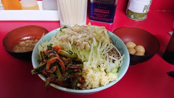 「ネギ汁なし 小ブタ ニラだれ あま～い脂 うずら ヤサイ アブラ」@ラーメン二郎 中山駅前店の写真