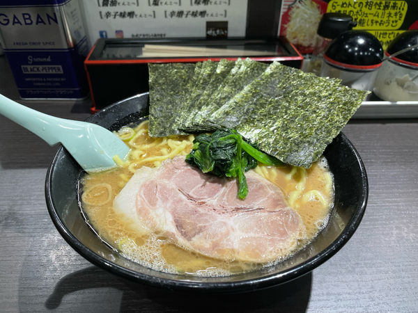 「醤油とんこつラーメン、太麺、中盛り、海苔増し¥980」@らーめん家 せんだい 和田町店の写真