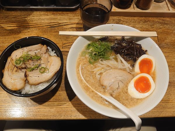 「醤油豚骨ラーメン味玉入り・チャーシュー丼」@でびっと 中延店の写真