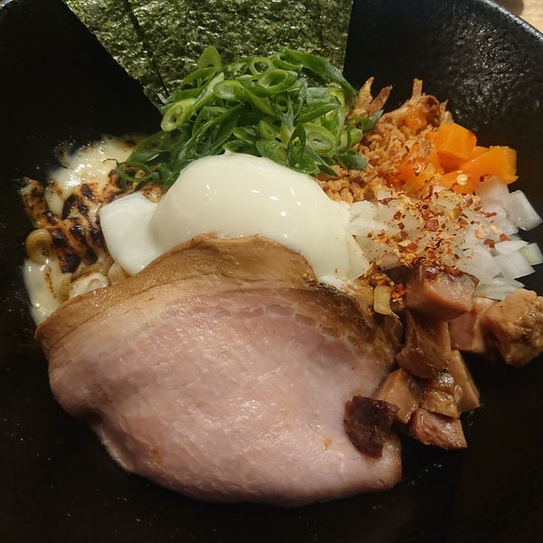 「カレー二ボまぜそば950円、チーズ飯200円」@裏麺壁九年の写真