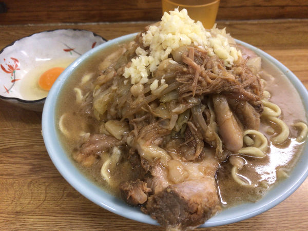 「ラーメン(ヤサイチョイマシ、ニンニク、アブラ)+生玉子 900円」@ラーメン そらの写真