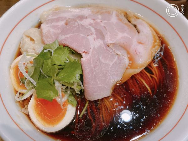 「特撰ラーメン黒＋味付替玉」@八咫烏の写真