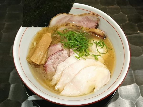「チャーシュー地鶏そば(醤油)、味玉」@特級鶏蕎麦 龍介 もてぎの写真