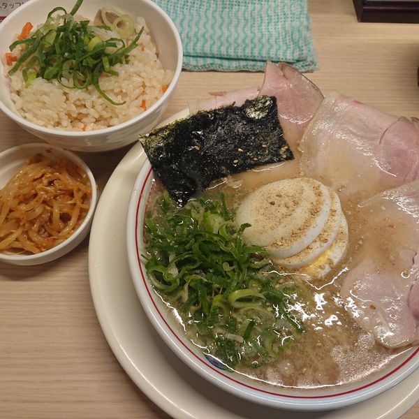 「特製淡口豚骨ラーメン1080円、かしわ飯150円他」@空ノ色 王子店の写真