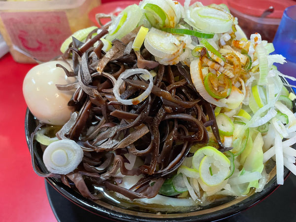 「野菜ラーメン＋きくらげ＋薬味ねぎ」@家系ラーメン とらきち家の写真