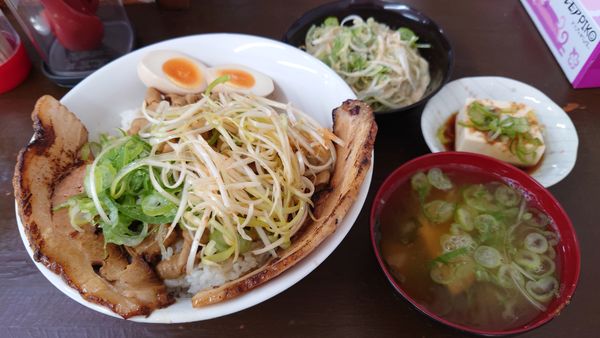 「大盛りモツ煮丼セット 900円+炙りチャーシュー 150円」@麺屋こうきの写真