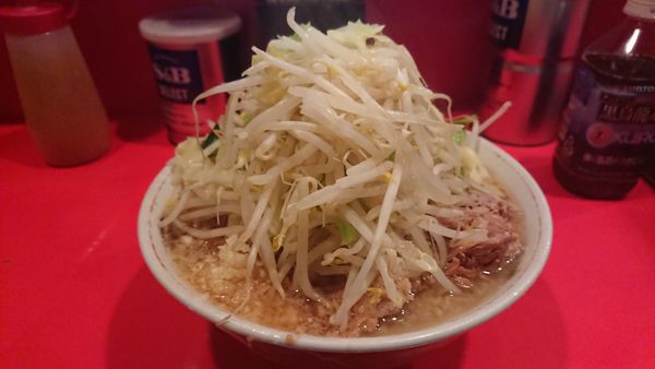「小豚入り(950円)ニンニク」@ラーメン二郎 府中店の写真