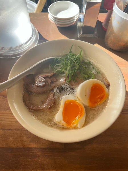 「博多豚骨らーめん、チャーシュー、半熟たまご、替玉」@幸心堂の写真