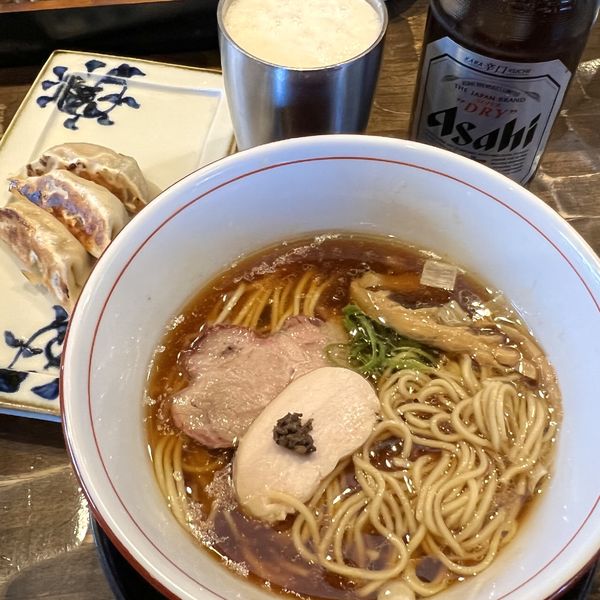 「地鶏そば（醤油）＋瓶ビール＋龍介ぎょうざ（3個）」@特級鶏蕎麦 龍介の写真