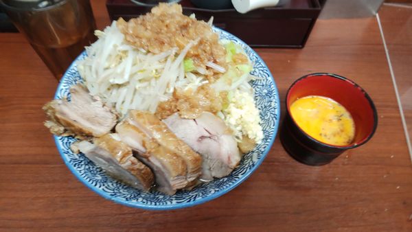 「ミニ豚ラーメン(野菜マシ・ニンニクマシ・脂)＋生卵２個」@立川田田の写真