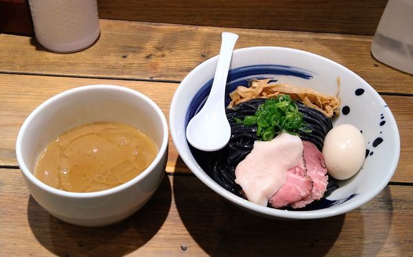 「真鯛濃厚つけ麺＋竹炭麺変更＋味玉」@麺屋 翔 みなとの写真