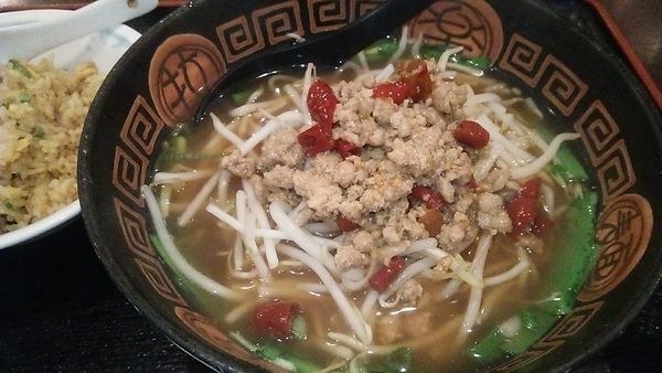 「サービス定食 台湾ラーメン＋半チャーハン 880円」@中国料理 瑩瑩の写真
