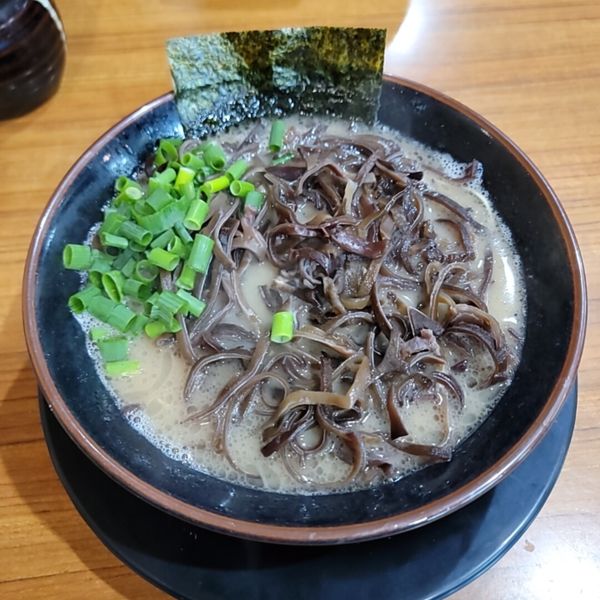 「ラーメンハリガネ＋キクラゲ」@博多長浜らーめん ぼたんの写真
