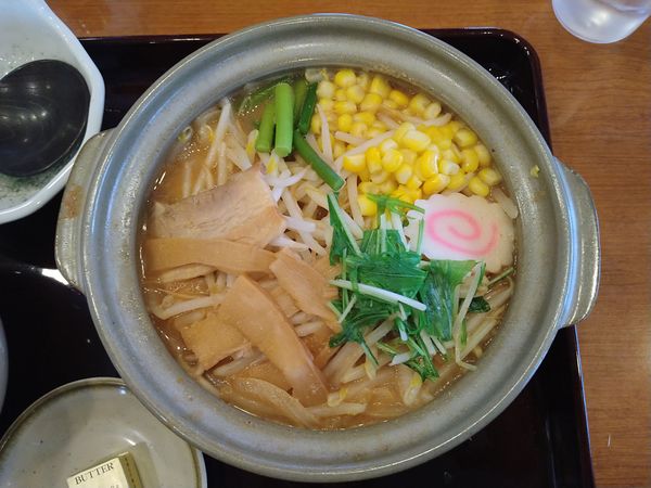 「味噌バタコーン 鍋焼きラーメン」@山田うどん食堂 小島田町店の写真
