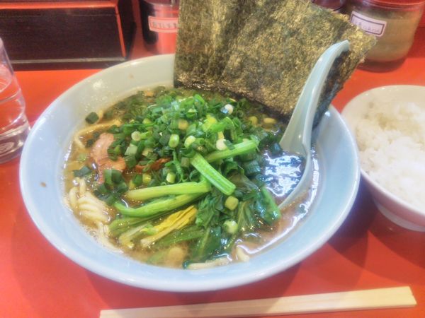 「ラーメン並710円＋青ネギ100円＋ライス100円」@横浜家系ラーメン 黄金家の写真