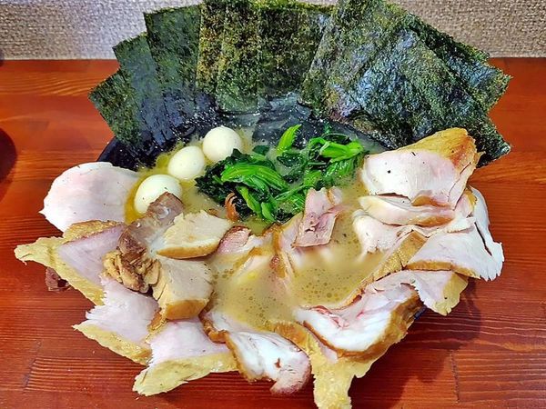 「チャーシューメン スモークロース5枚増 プラス エトセトラ」@横浜家系らーめん 天王家 寒川総本店の写真