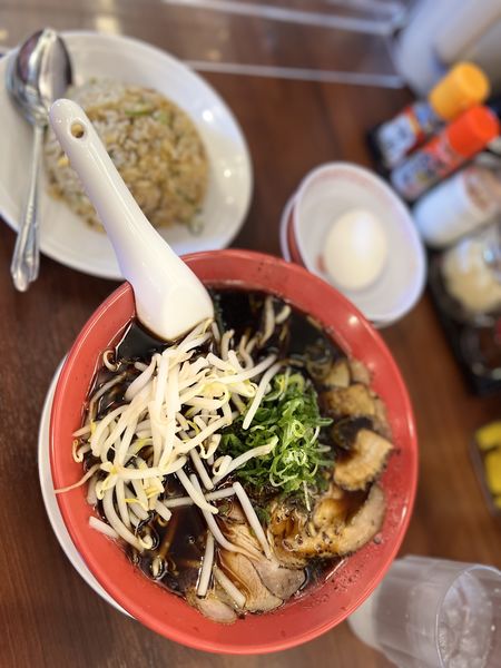 「月見京都漆黒醤油ラーメン(並)焼きめし定食(小)計1133円」@ラーメン 魁力屋 練馬インター店の写真