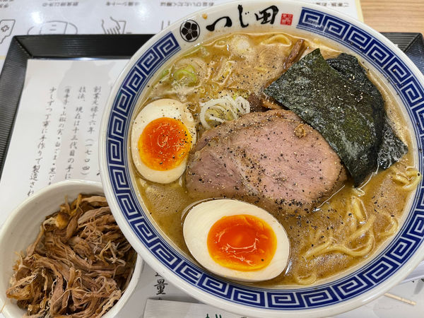 「濃厚特製ラーメン大盛＋豚ほぐし」@つじ田 ららぽーと富士見店の写真