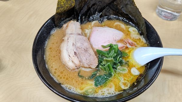 「とんこつ醤油らーめん+豚1枚」@ら～めん ぎょうてん屋 GOLD 綾瀬店の写真