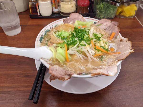 「旨コクチャーシューらーめん（固め）+野菜」@ラーメン 魁力屋 練馬インター店の写真