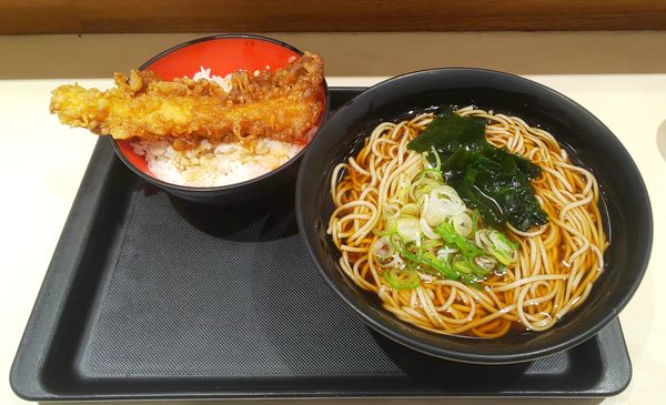 「ミニイカ天丼セット（かけそば）」@名代 富士そば 市ヶ谷五番町店の写真