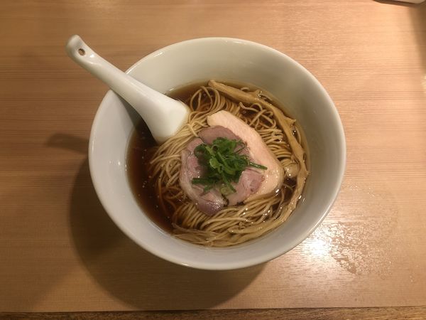 「醤油らぁ麺」@らぁ麺 はやし田 新宿本店の写真