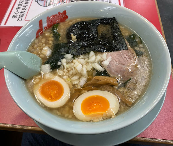 「プレミアム醤油とんこつラーメン+味玉 ￥890+￥0」@ラーメン山岡家 土浦店の写真