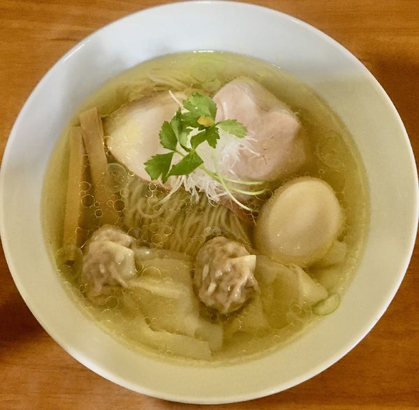 「比内地鶏とシャモロックの塩ラーメン+ワンタン+味玉」@らぁめん サンドの写真