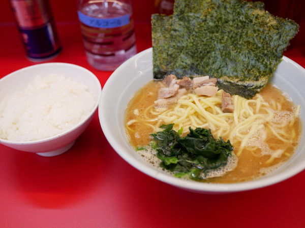 「朝ラーメン 麺硬め＋味濃いめ＋油多め＋サービスライス」@ラーメン堀田家の写真